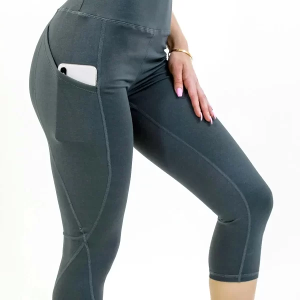 Seajoy Athletic High-Waisted Capri Leggings with Hip Pockets